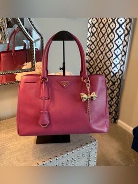 EUC Prada Pink Saffiano Leather Gold 50 in Crossbody Handbag Bow Charm dust bag